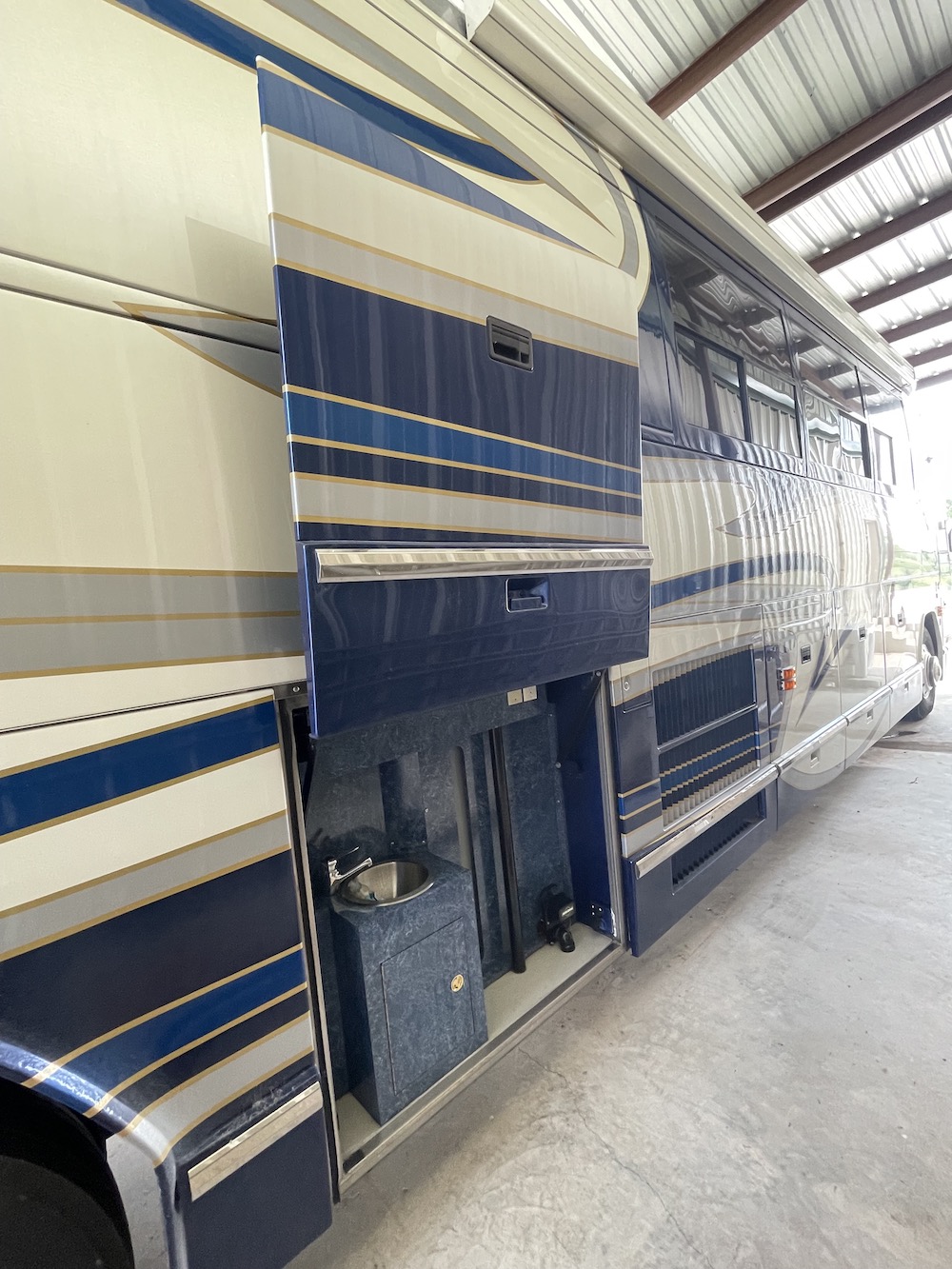 1997 Prevost Angola  H3-45 For Sale