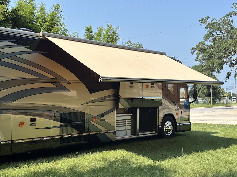 1998 Prevost Featherlite H3-45 For Sale