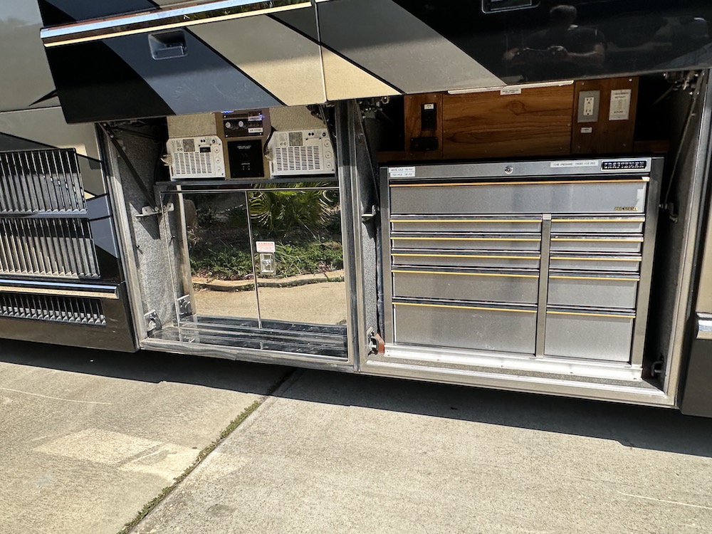 1998 Prevost Featherlite H3-45 For Sale