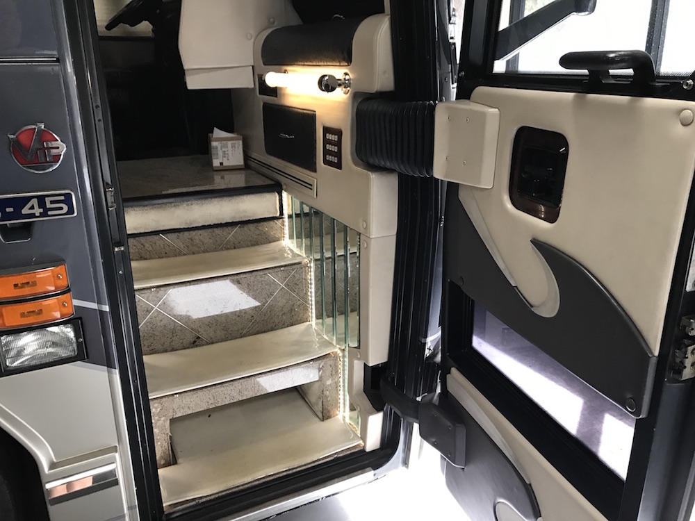 2000 Prevost Featherlite H3-45Double Slide