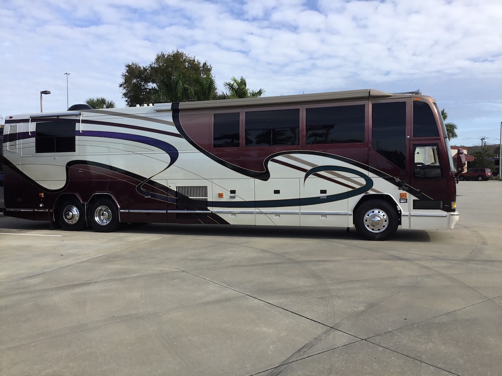 2000 Prevost Featherlite H3-45 For Sale