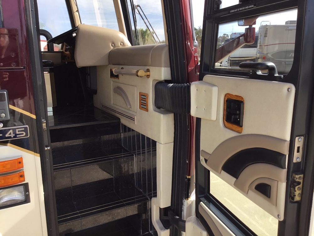 2000 Prevost Featherlite H3-45 For Sale