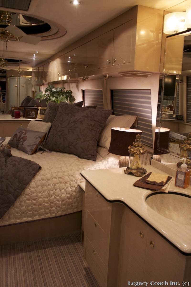 2000 Prevost Featherlite XL For Sale