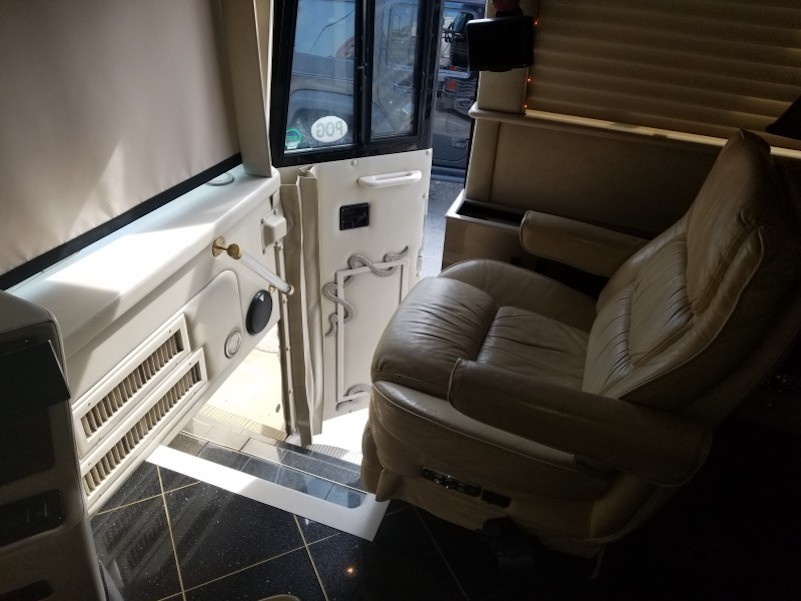 2000 Prevost Featherlite XL For Sale