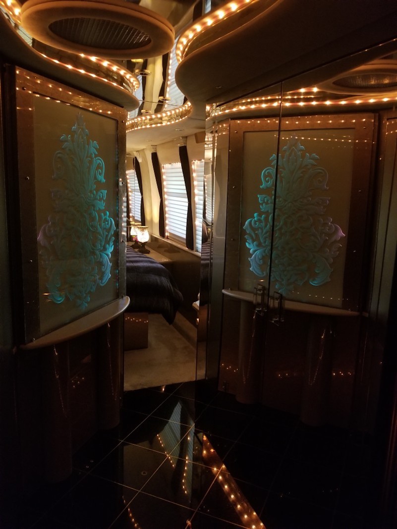 2000 Prevost Featherlite XL For Sale