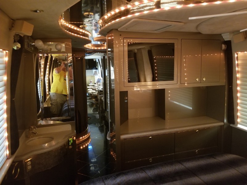 2000 Prevost Featherlite XL For Sale