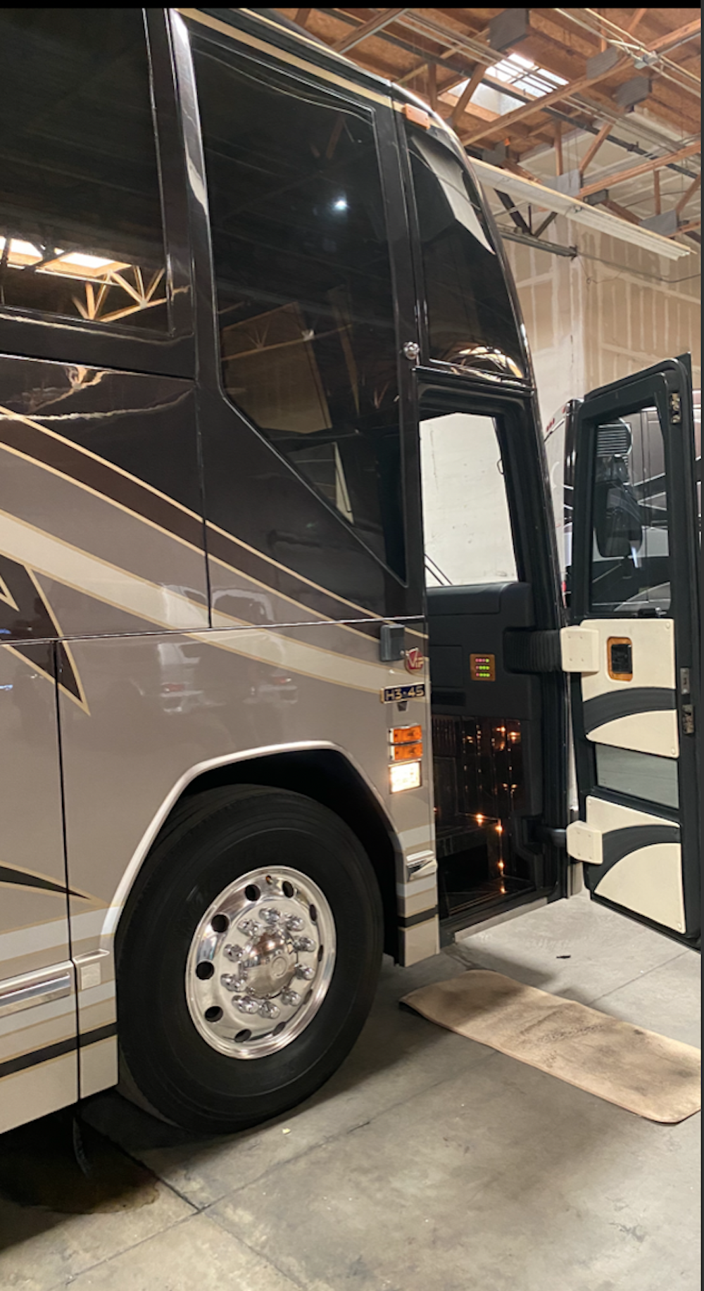 2001 Prevost Featherlite H3-45 For Sale