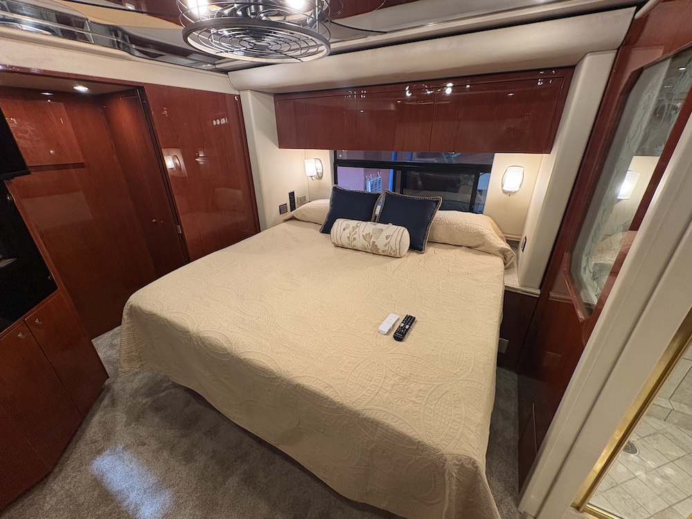 2001 Prevost Featherlite  H3-45 For Sale