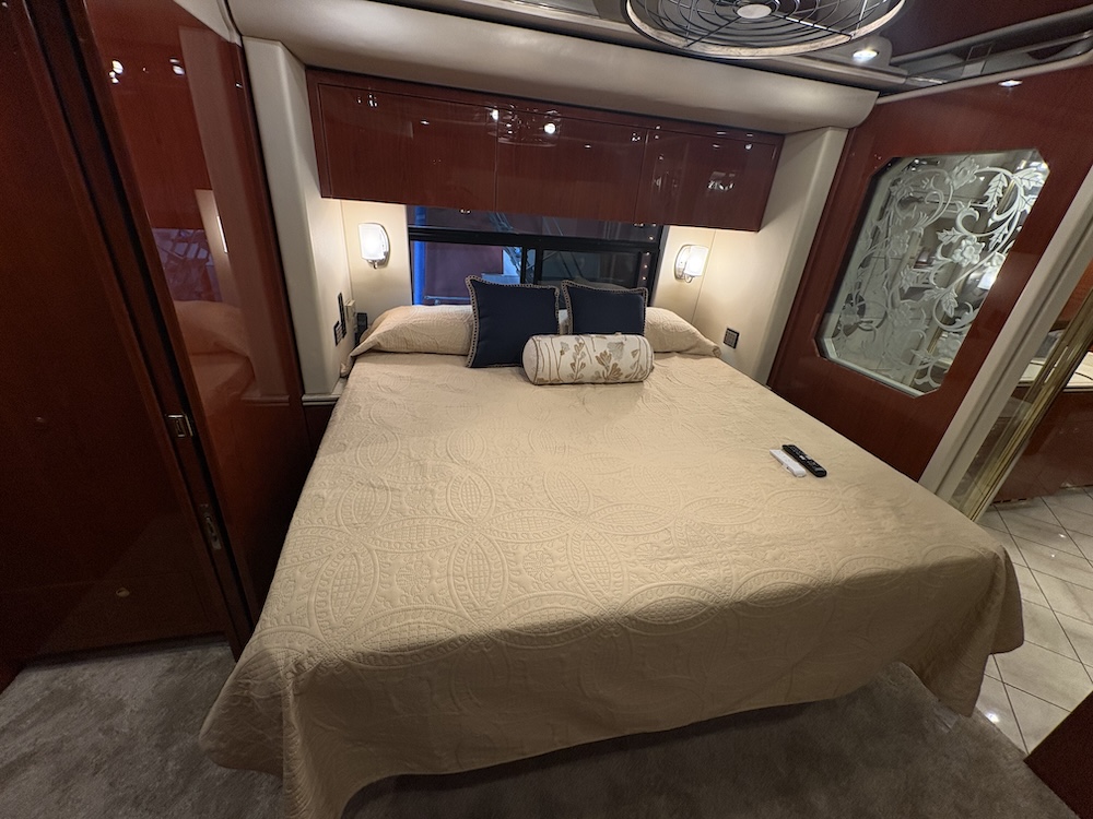 2001 Prevost Featherlite  H3-45 For Sale