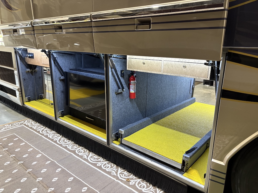 2001 Prevost Featherlite  H3-45 For Sale