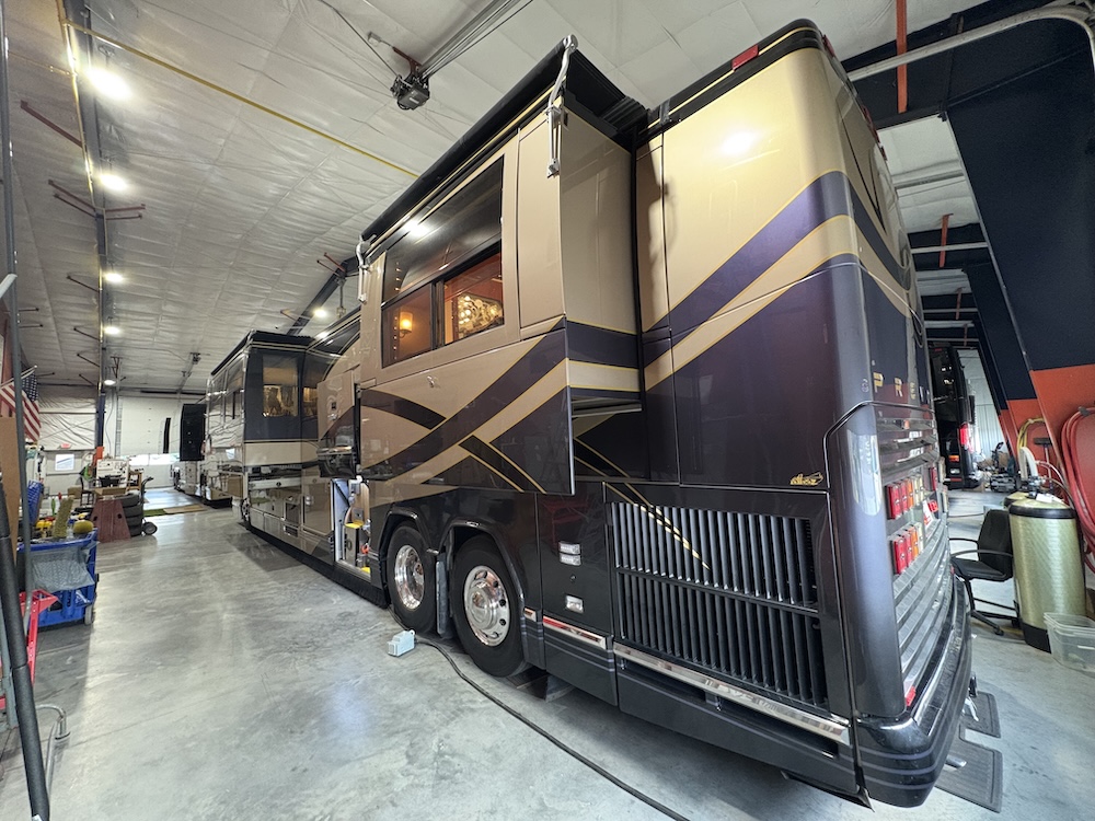2001 Prevost Featherlite  H3-45 For Sale