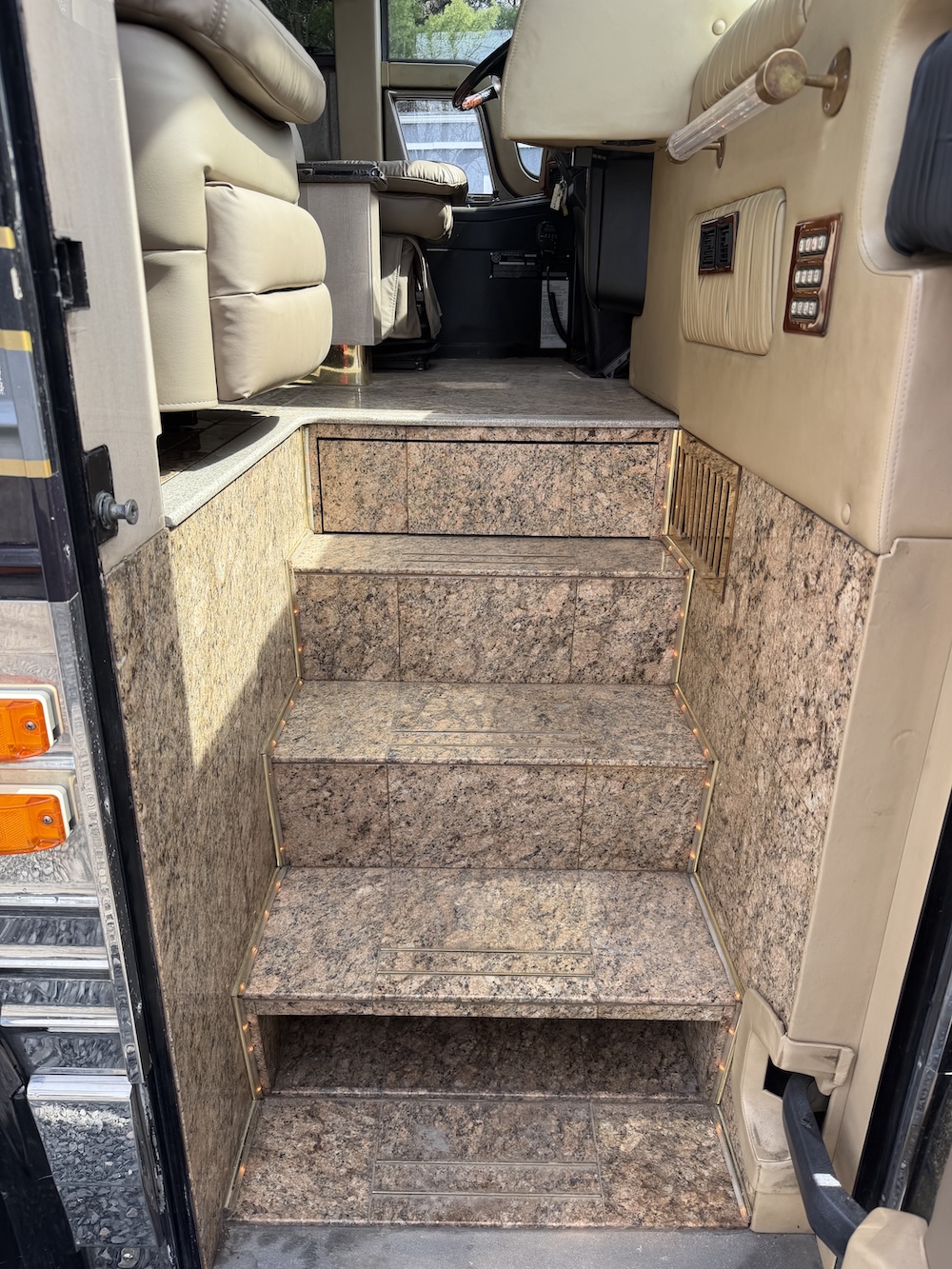 2001 Prevost Featherlite XLII For Sale