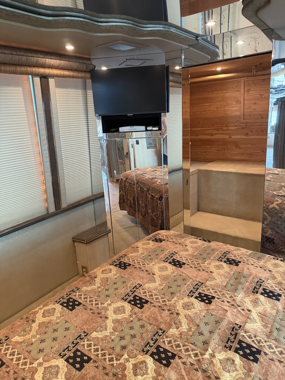 2001 Prevost Featherlite XLII For Sale