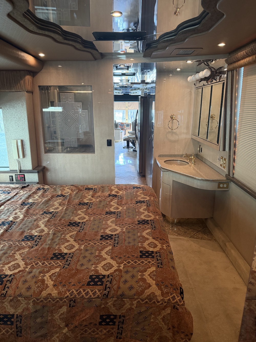 2001 Prevost Featherlite XLII For Sale