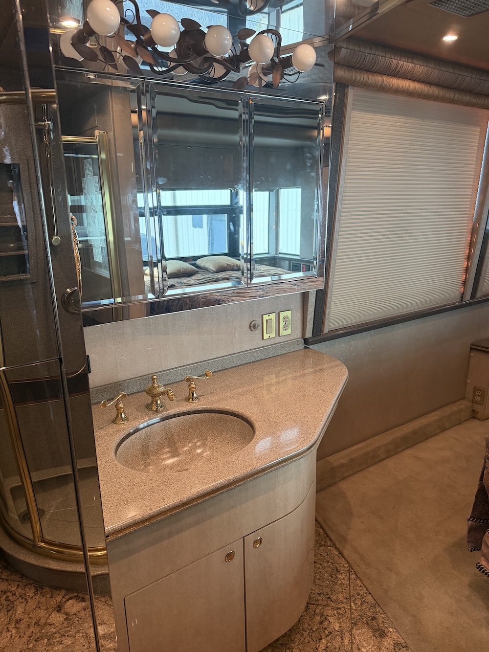 2001 Prevost Featherlite XLII For Sale