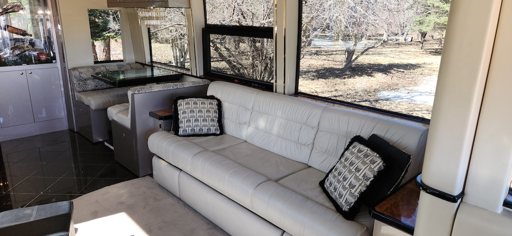 2001 Prevost Featherlite XLII For Sale