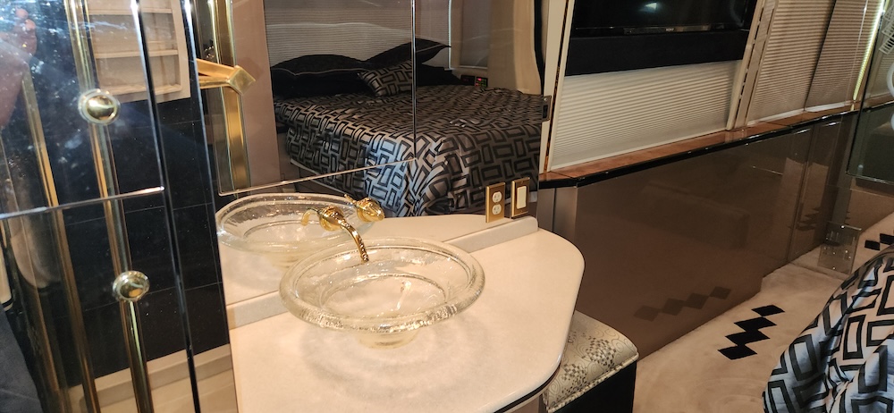 2001 Prevost Featherlite XLII For Sale