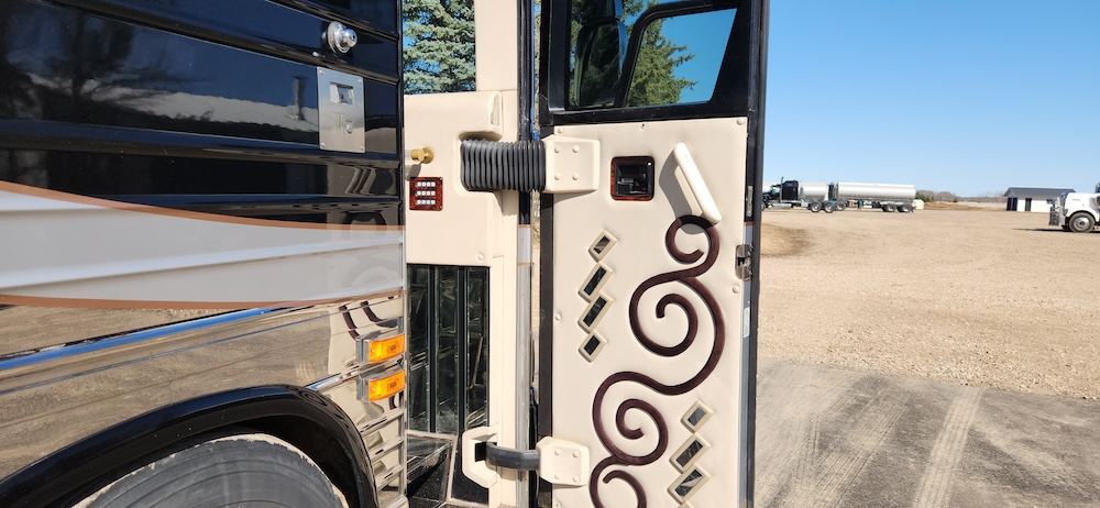 2001 Prevost Featherlite XLII For Sale