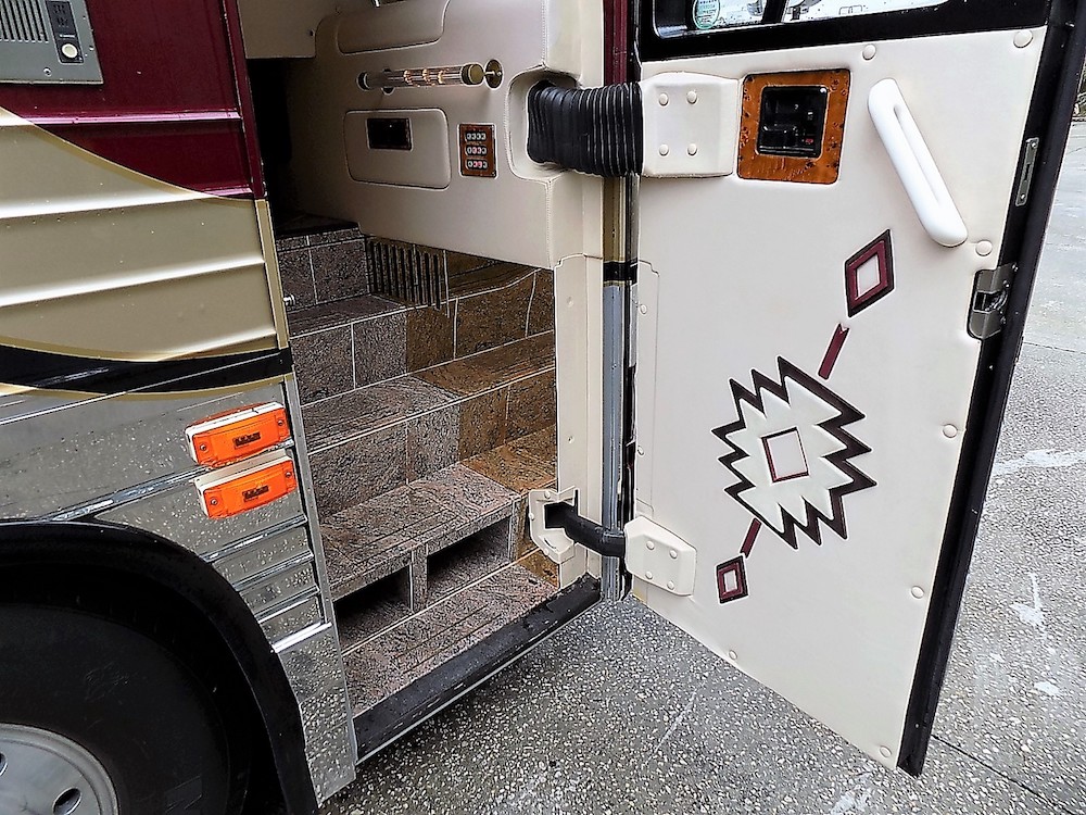 2001 Prevost Featherlite XLII For Sale