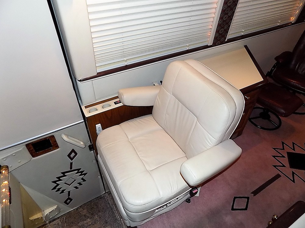 2001 Prevost Featherlite XLII For Sale