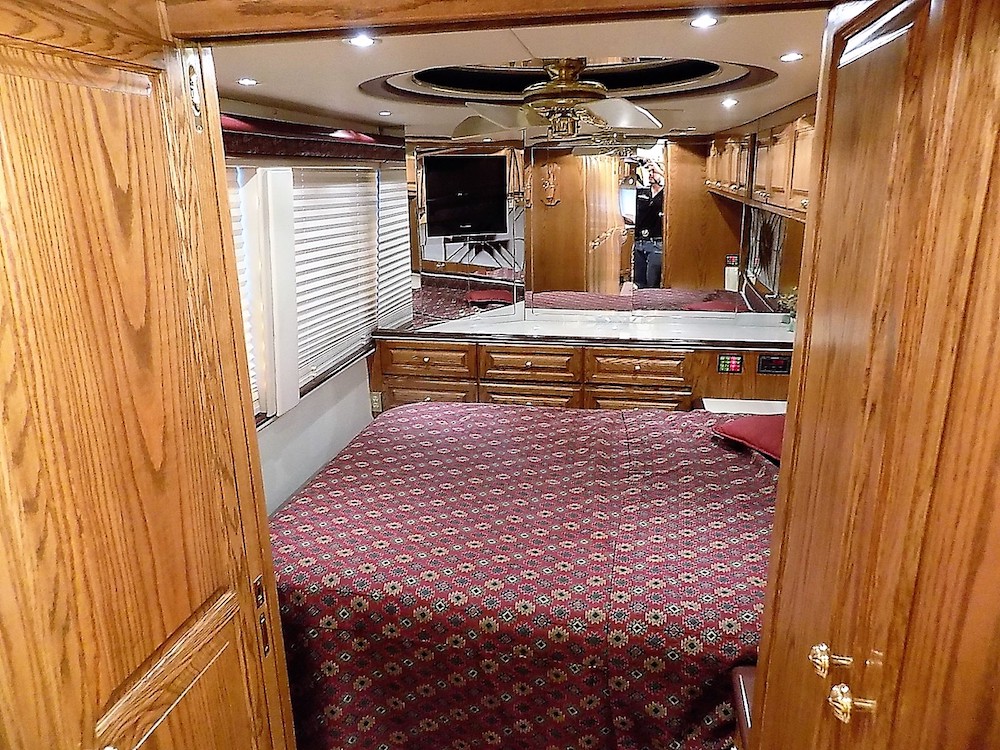 2001 Prevost Featherlite XLII For Sale