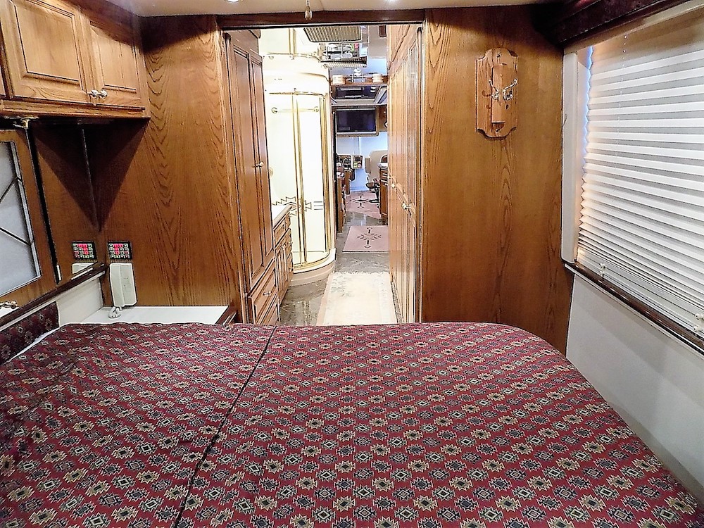 2001 Prevost Featherlite XLII For Sale