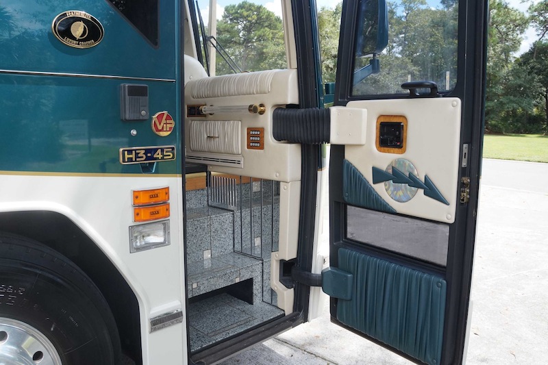 2002 Prevost Featherlite H3-45 For Sale