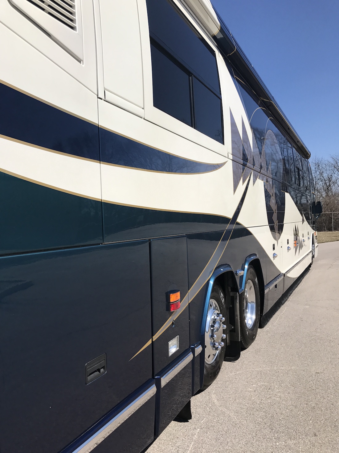 2002 Prevost Featherlite H3-45 For Sale