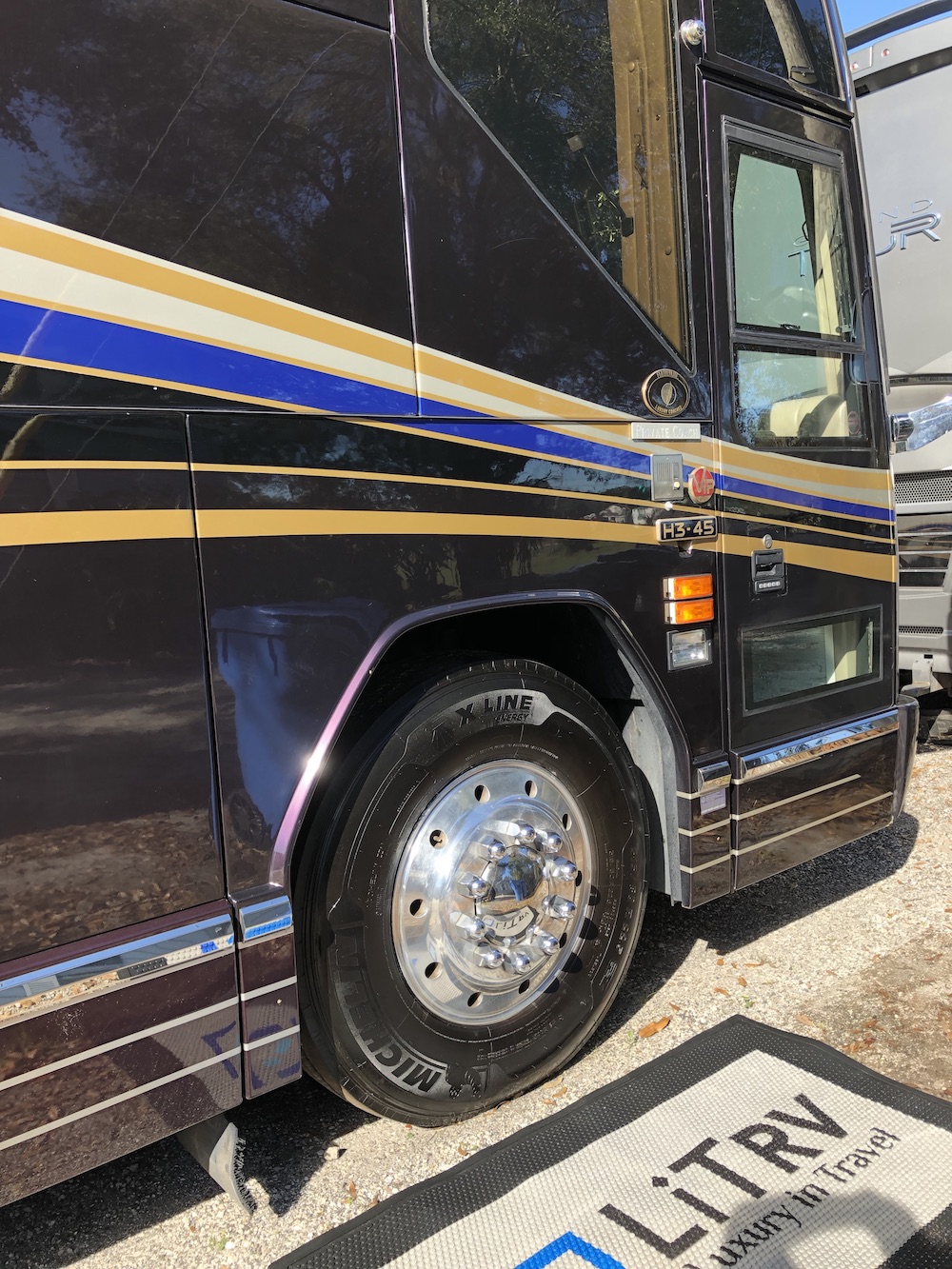 2002 Prevost Featherlite H3-45 For Sale