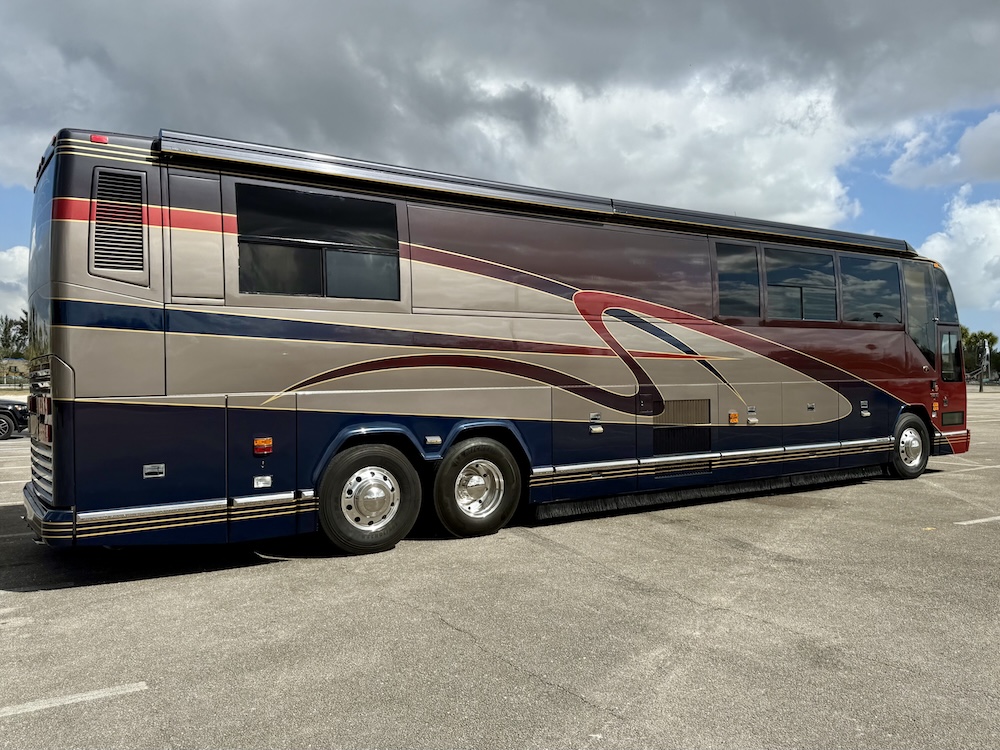 2002 Prevost Featherlite H3-45 For Sale