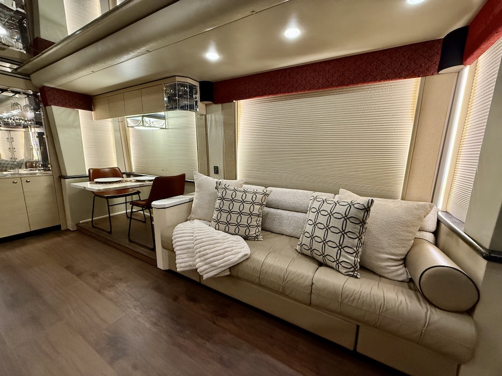 2002 Prevost Featherlite H3-45 For Sale