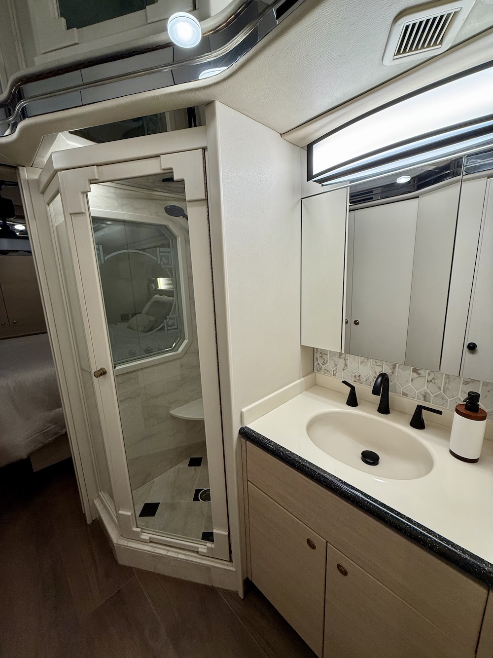 2002 Prevost Featherlite H3-45 For Sale
