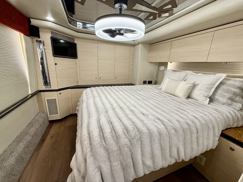 2002 Prevost Featherlite H3-45 For Sale