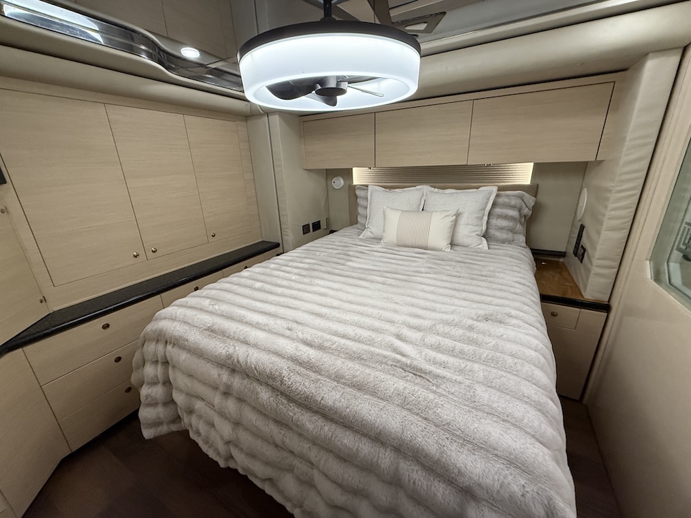 2002 Prevost Featherlite H3-45 For Sale
