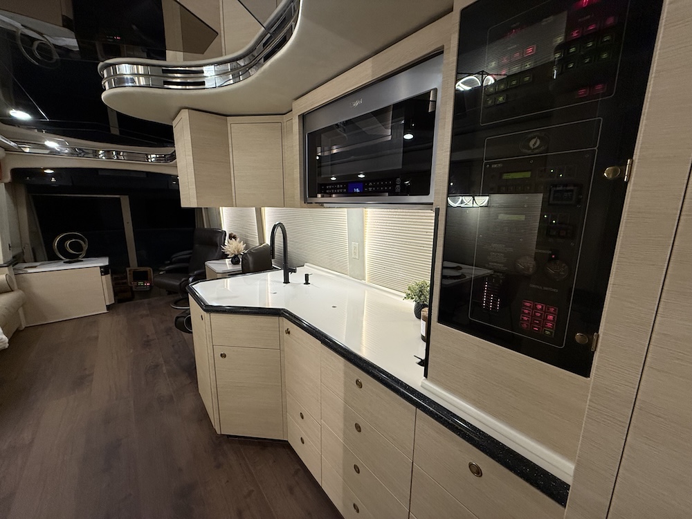 2002 Prevost Featherlite H3-45 For Sale