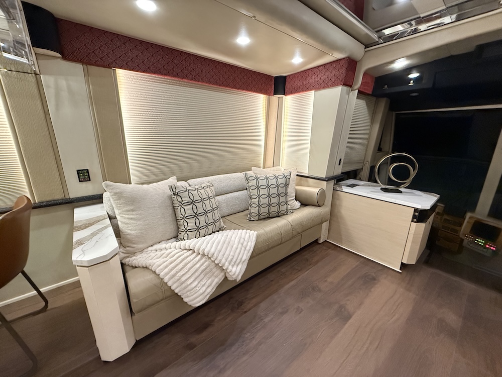 2002 Prevost Featherlite H3-45 For Sale
