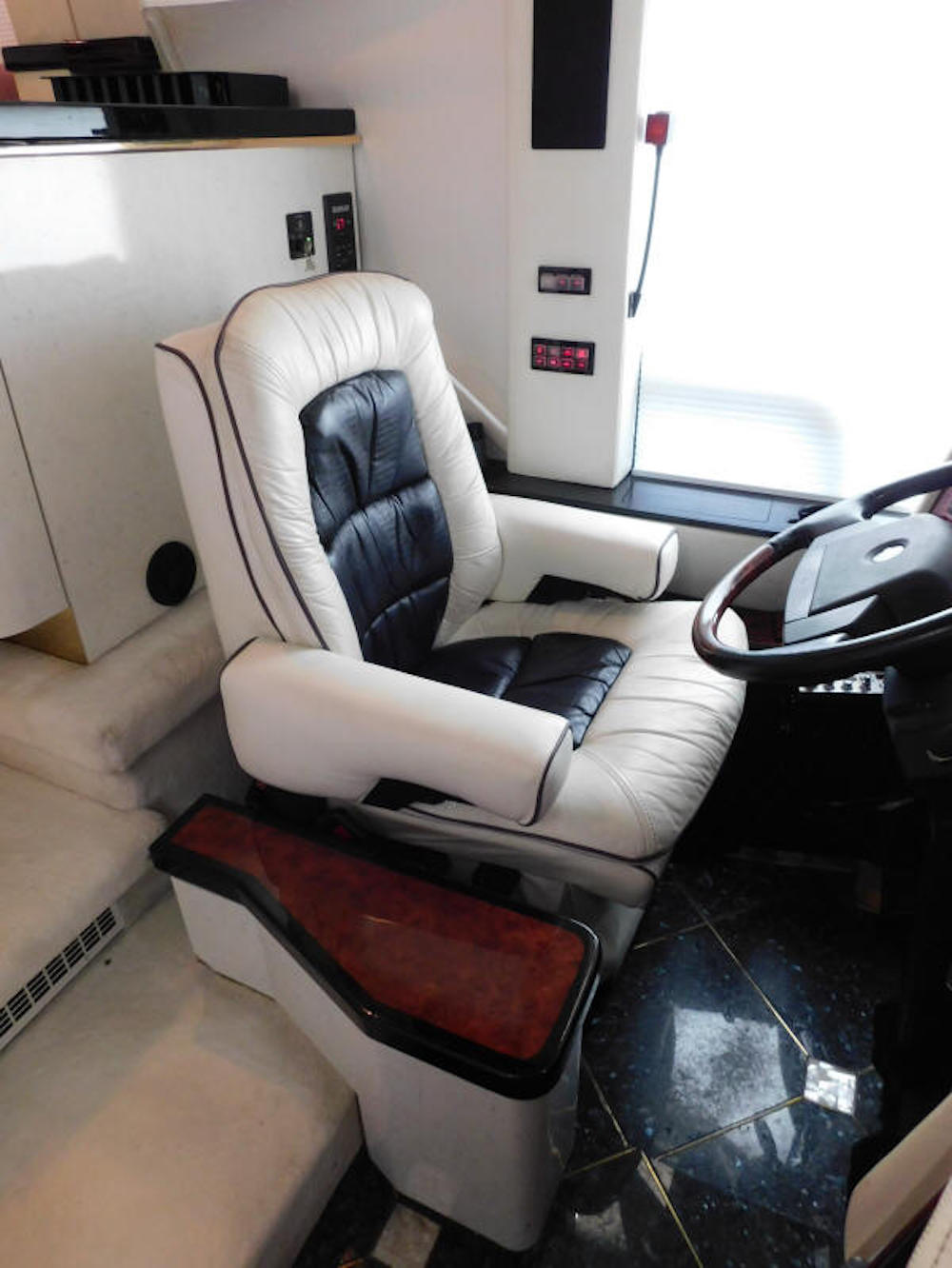 2002 Prevost Featherlite H3-45 For Sale