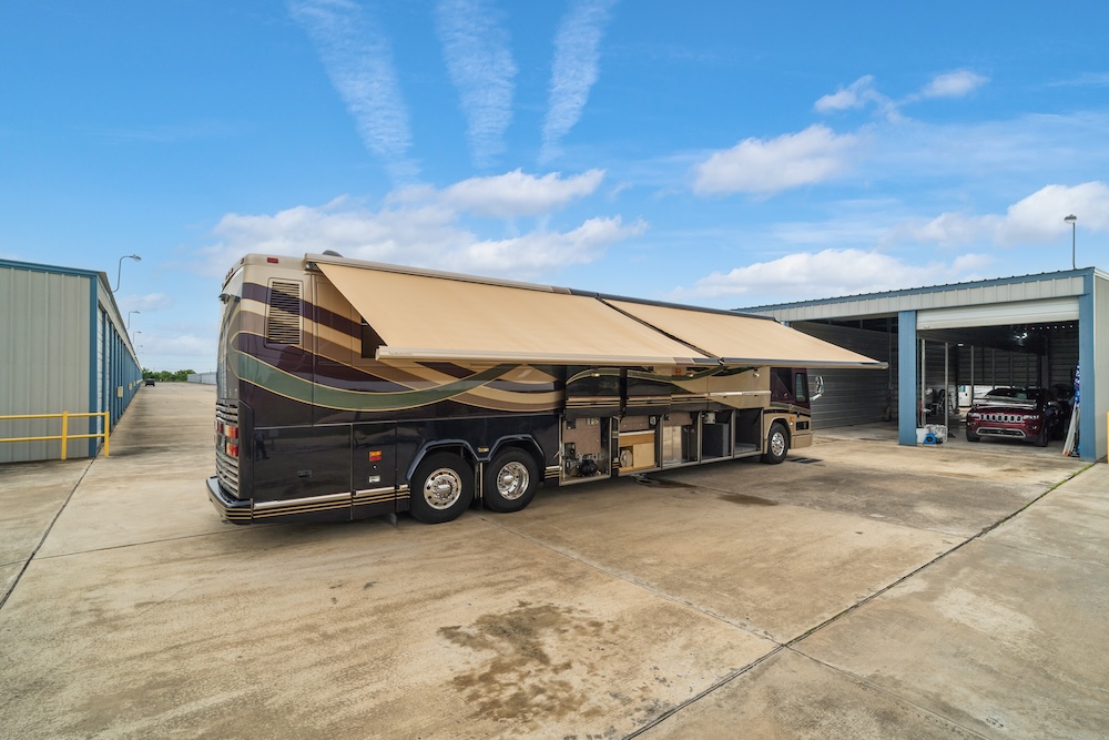 2002 Prevost Featherlite H3-45 For Sale