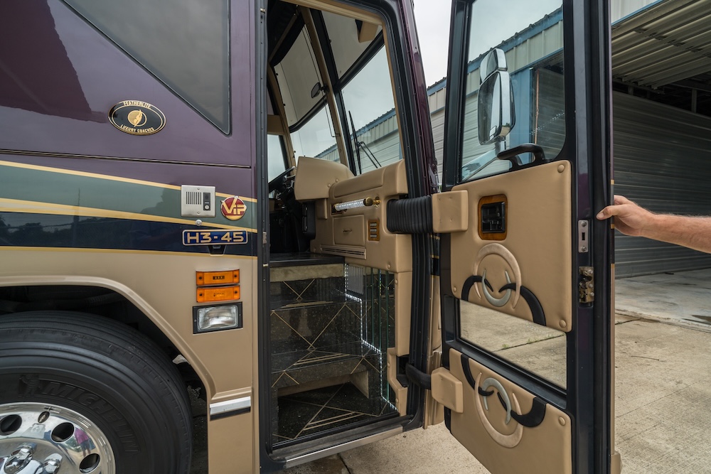 2002 Prevost Featherlite H3-45 For Sale