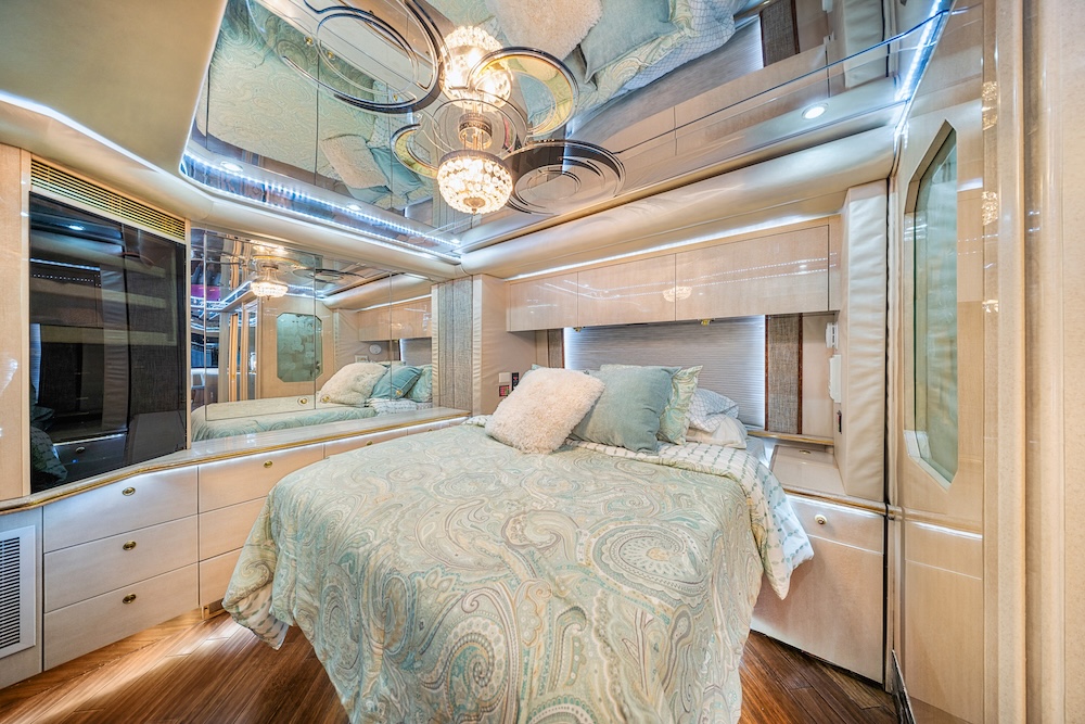 2002 Prevost Featherlite H3-45 For Sale