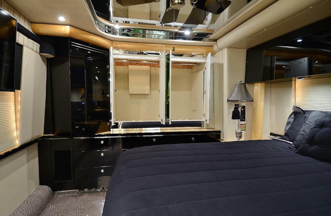 2002 Prevost Featherlite H3-45 For Sale