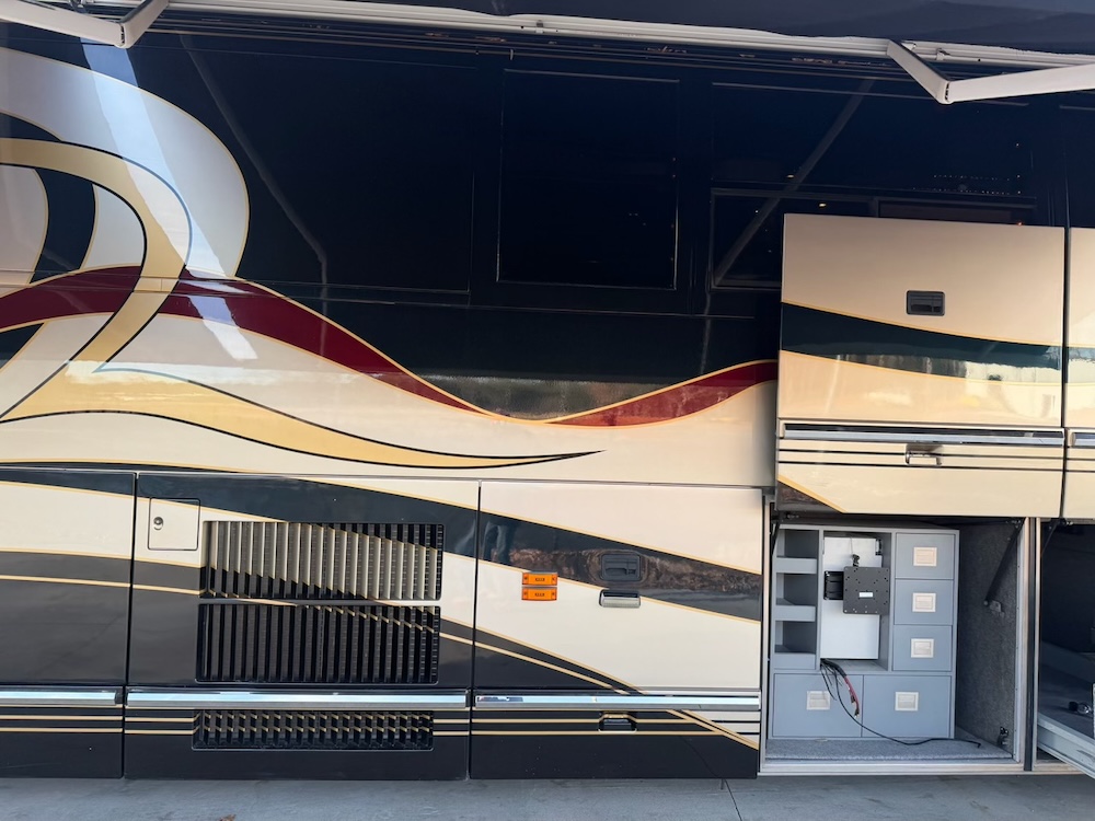 2002 Prevost Featherlite H3-45 For Sale