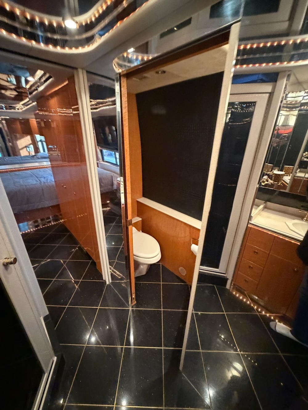 2002 Prevost Featherlite H3-45 For Sale