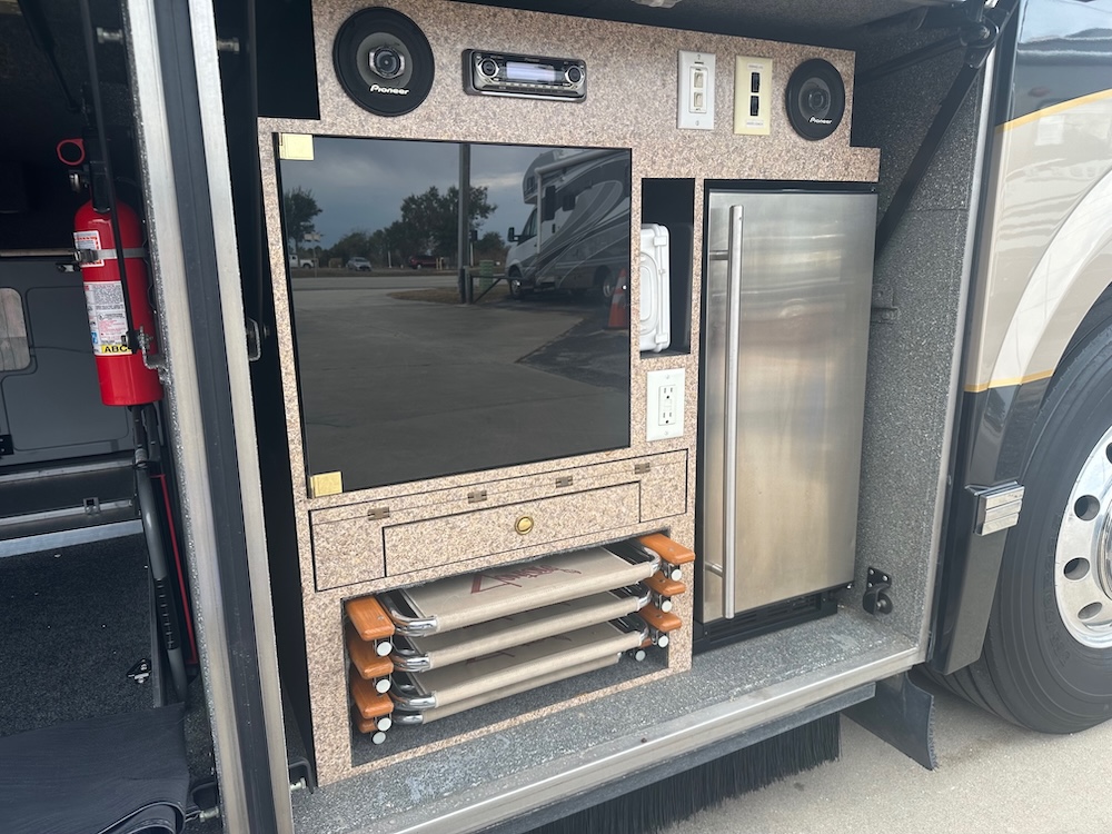 2003 Prevost Featherlite H3-45 For Sale