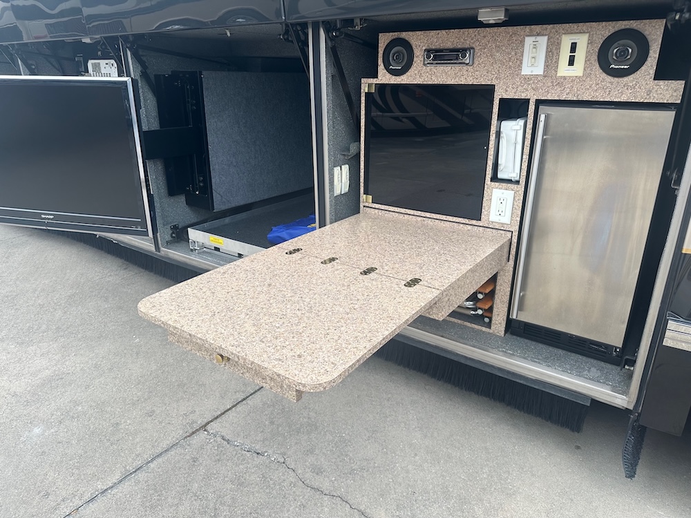 2003 Prevost Featherlite H3-45 For Sale