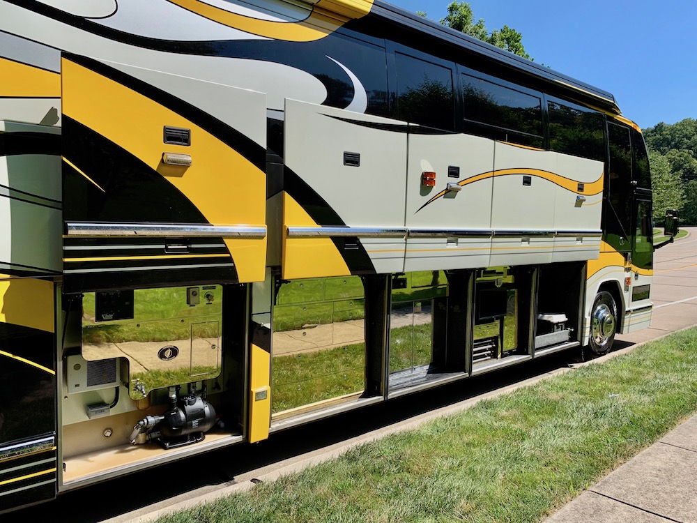 2003 Prevost Featherlite H3-45 For Sale