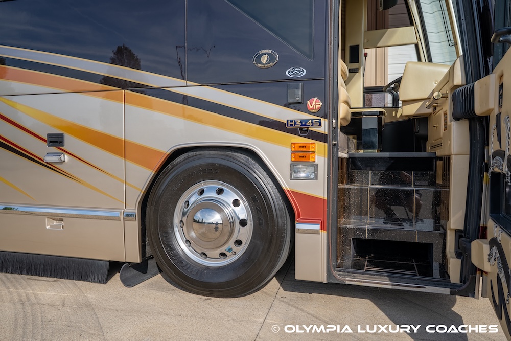 2003 Prevost Featherlite H3-45 For Sale