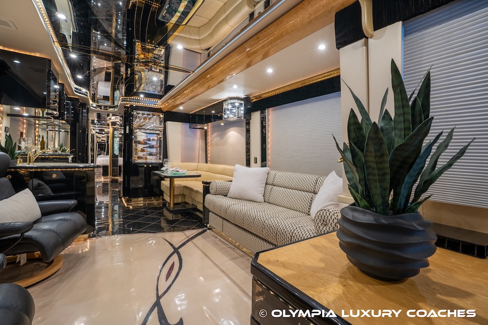 2003 Prevost Featherlite H3-45 For Sale