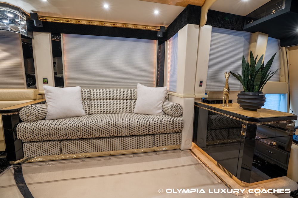 2003 Prevost Featherlite H3-45 For Sale