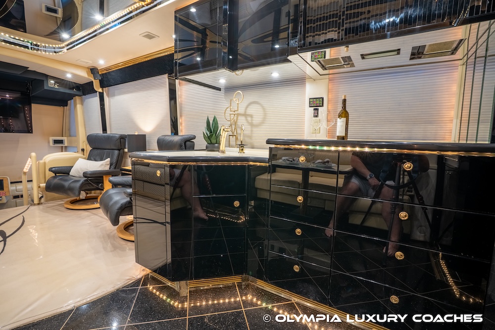 2003 Prevost Featherlite H3-45 For Sale